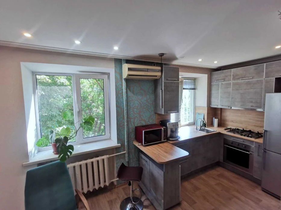 3-room apartment with renovation, Pivnichnokiltseva Street
