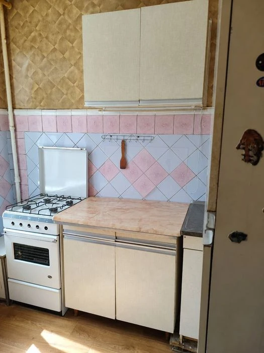 I am selling a 2-room apartment on KhTZ.