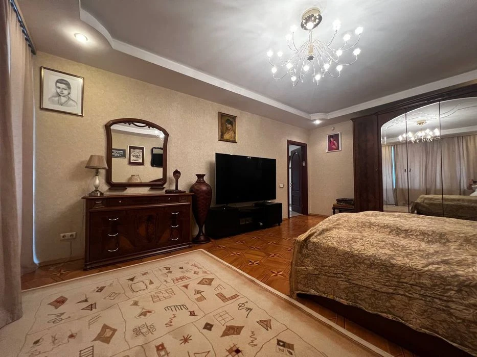 Продаётся классная видовая 4комнатная квартира в центре горо
