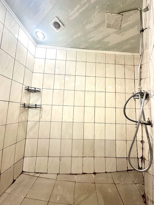 Hotel for sale, 5 minutes from Zashchitnikov Ukrainy metro station, horse market