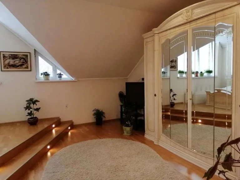For sale 6-room apartment 166.70 m² 4/4c Kvitova St. $330,000