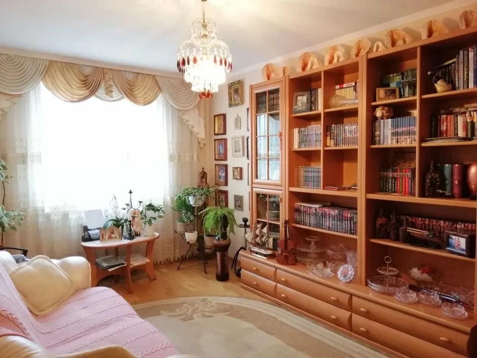 For sale 6-room apartment 166.70 m² 4/4c Kvitova St. $330,000