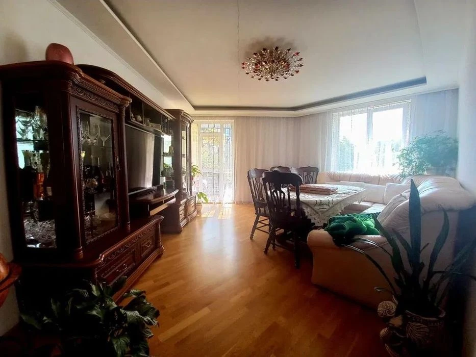 For sale 6-room apartment 166.70 m² 4/4c Kvitova St. $330,000