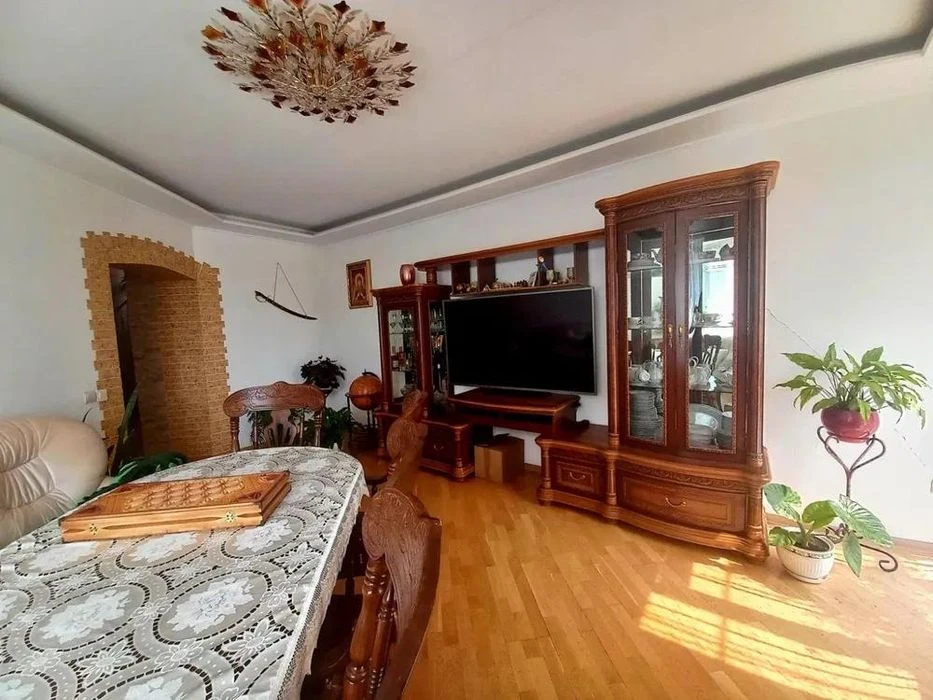 For sale 6-room apartment 166.70 m² 4/4c Kvitova St. $330,000