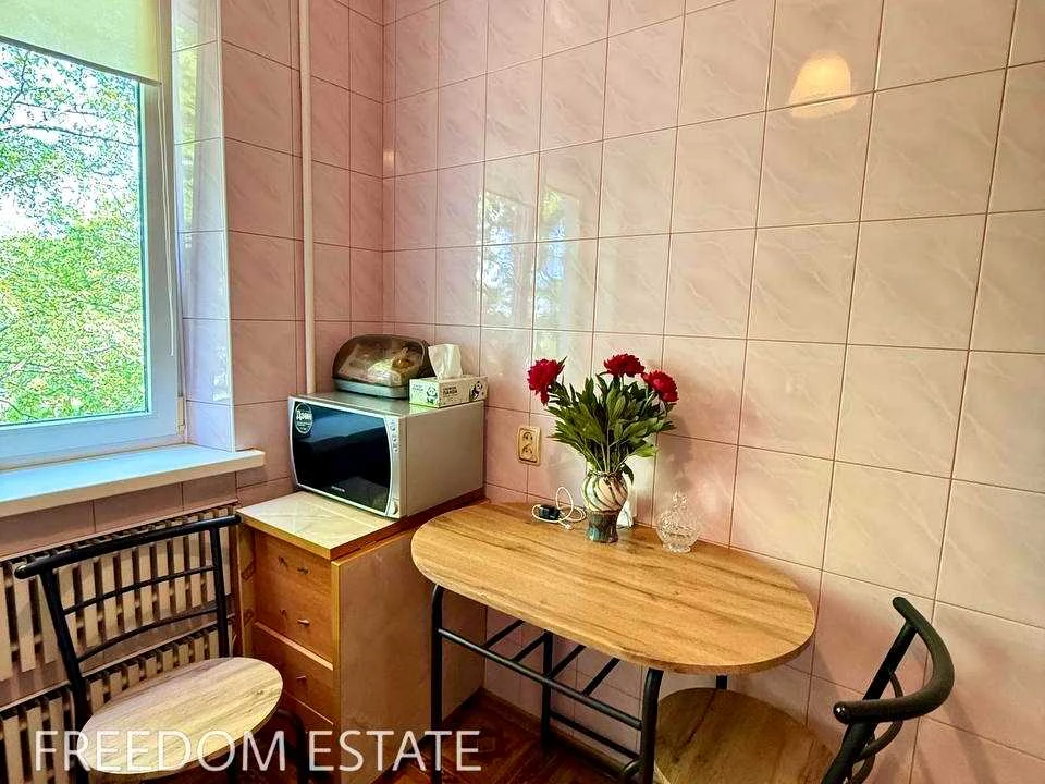Apartment. Kharkiv, Traktorostudivnyky Ave.