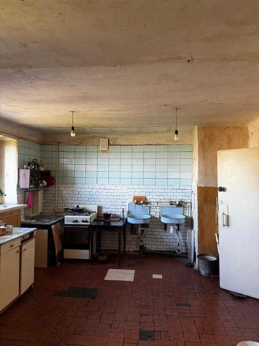 I'm selling a small hotel room at 107 Newton Street.