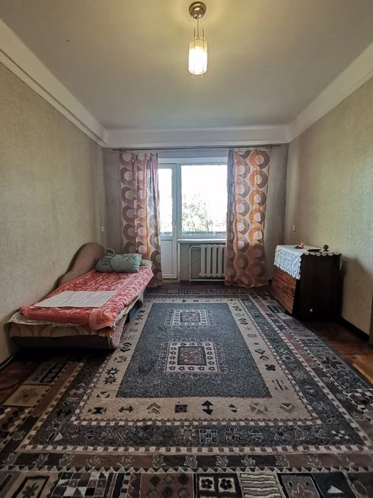 Продам 2х ком квартиру в центре города.