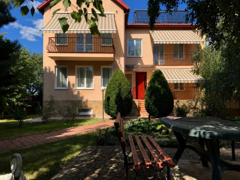 NO COMMISSION! A house of 430 m² with a pool and a plot of 15 acres in the city of