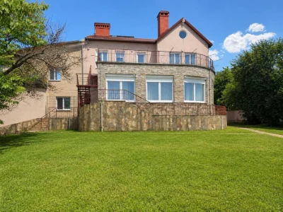 NO COMMISSION! A house of 430 m² with a pool and a plot of 15 acres in the city of