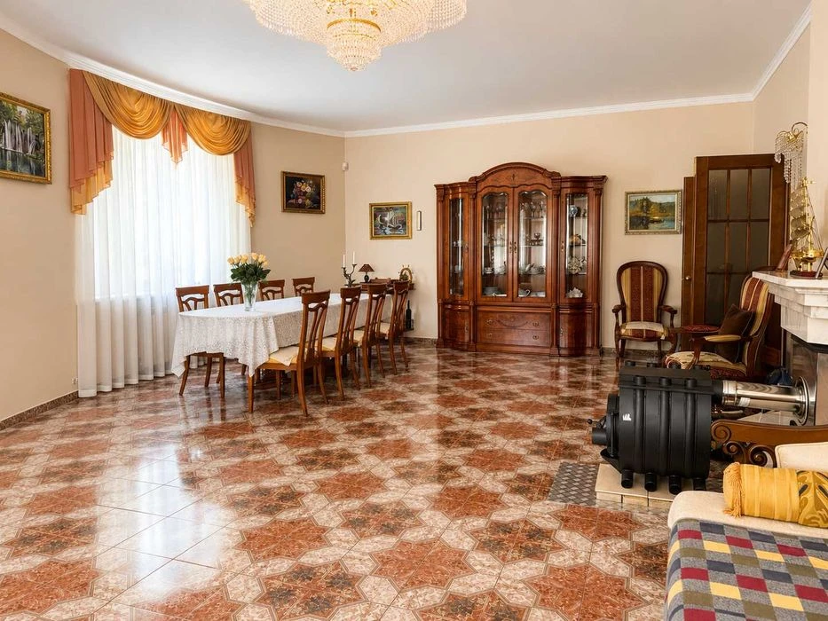 NO COMMISSION! A house of 430 m² with a pool and a plot of 15 acres in the city of