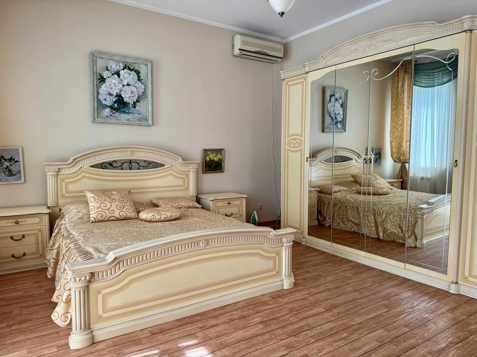 NO COMMISSION! A house of 430 m² with a pool and a plot of 15 acres in the city of