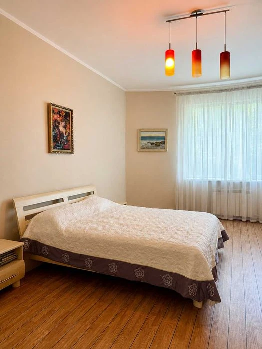 NO COMMISSION! A house of 430 m² with a pool and a plot of 15 acres in the city of