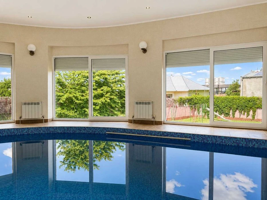 NO COMMISSION! A house of 430 m² with a pool and a plot of 15 acres in the city of