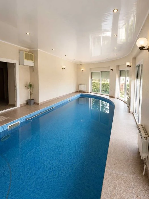 NO COMMISSION! A house of 430 m² with a pool and a plot of 15 acres in the city of