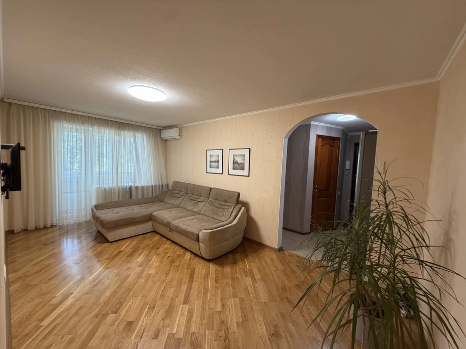 Продаж 3-к квартири по вул. Космічна
