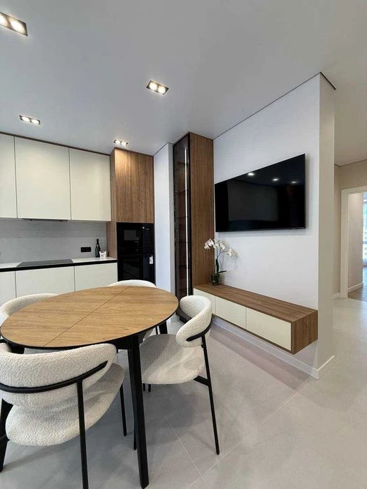 I am selling a designer 3-room apartment, near the city lake