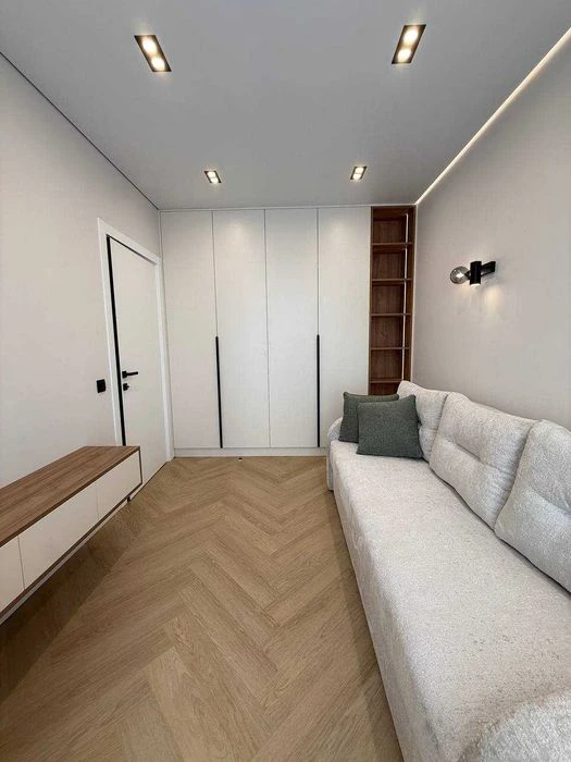 I am selling a designer 3-room apartment, near the city lake
