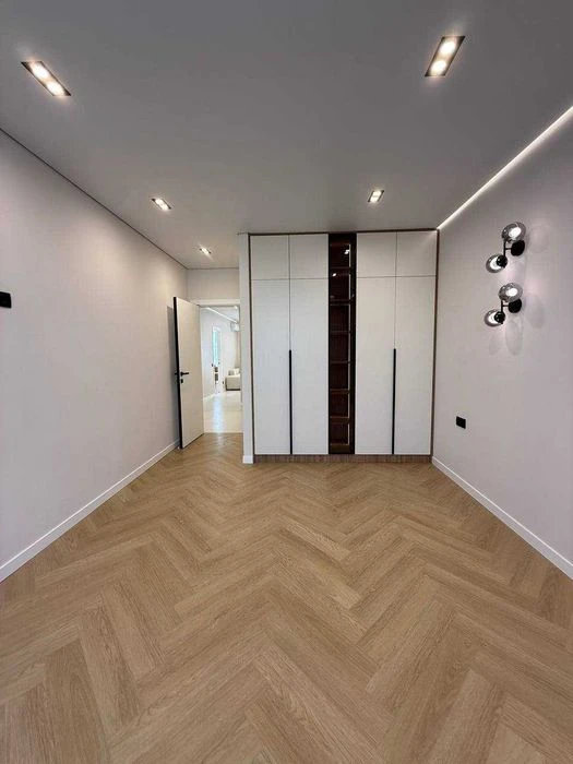 I am selling a designer 3-room apartment, near the city lake