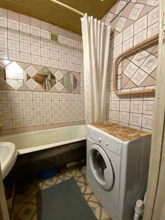 Продам 2х комнатную квартиру / средний этаж /правый берег /с