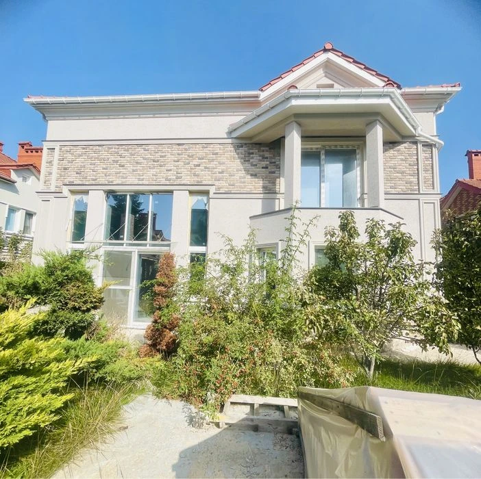 Совиньон.Дом из красной кирпича с бассейном.