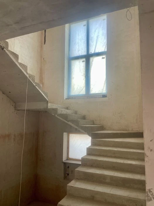 Совиньон.Дом из красной кирпича с бассейном.