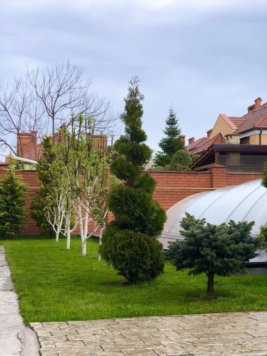 Совиньон.Дом из красной кирпича с бассейном.
