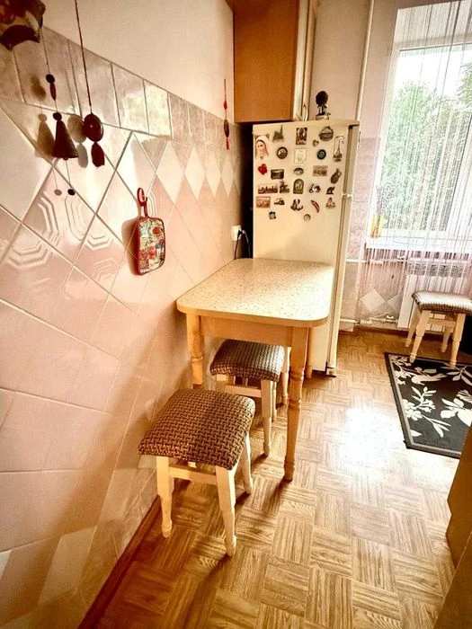 Продається квартира для сім'ї - 3 кімнати, меблі, гарний ста