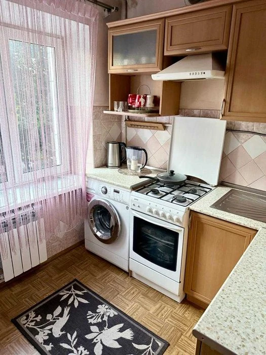 Продається квартира для сім'ї - 3 кімнати, меблі, гарний ста