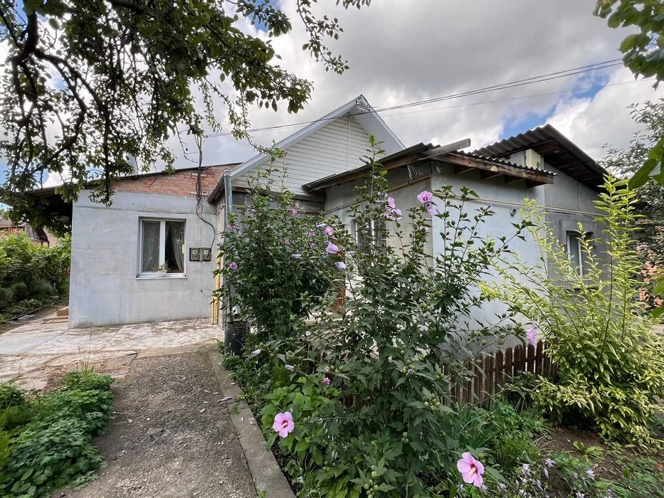 Продаж приватного будинку на дві половини