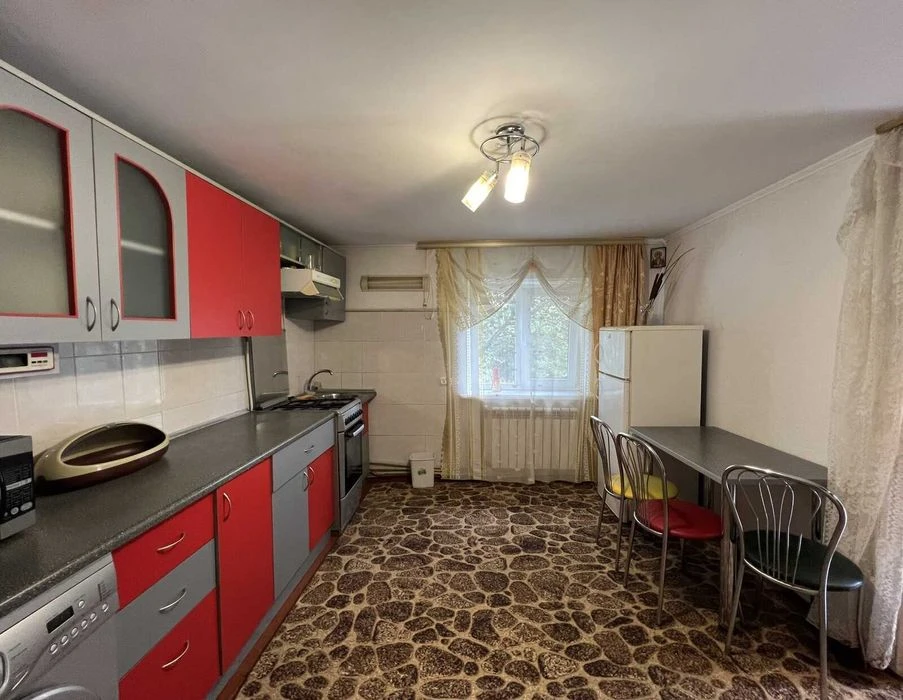 Продаж приватного будинку на дві половини