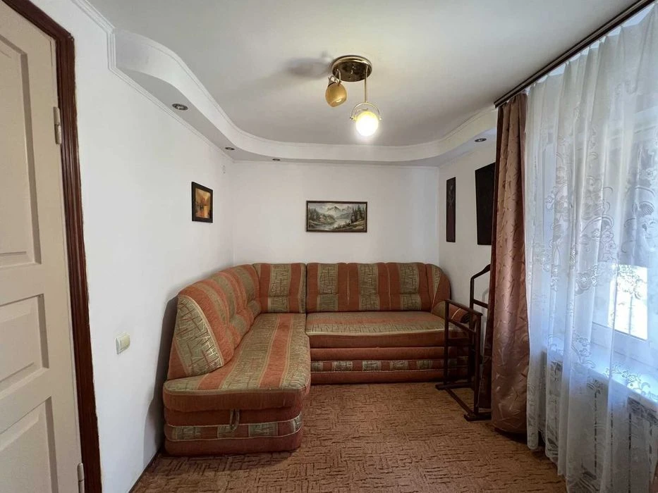 Продаж приватного будинку на дві половини