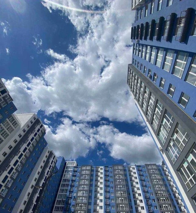 Продается 2-х комнатная, двухсторонняя квартира в центре.