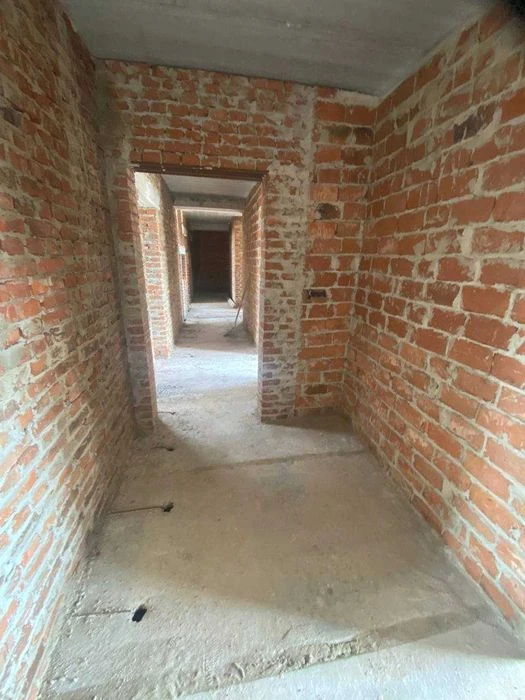 Продается 2-х комнатная, двухсторонняя квартира в центре.