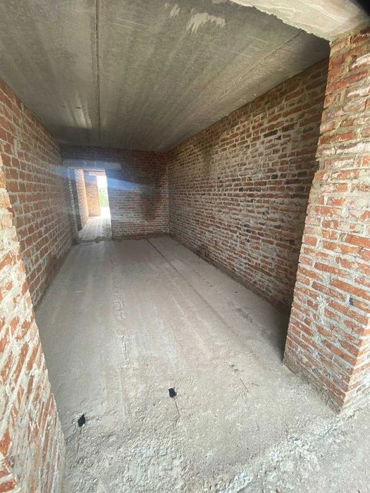 Продается 2-х комнатная, двухсторонняя квартира в центре.