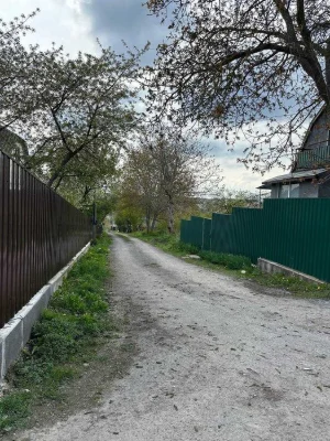 земельна ділянка під будівництво будинку. асфальтована дорог