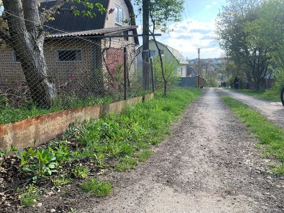земельна ділянка під будівництво будинку. асфальтована дорог
