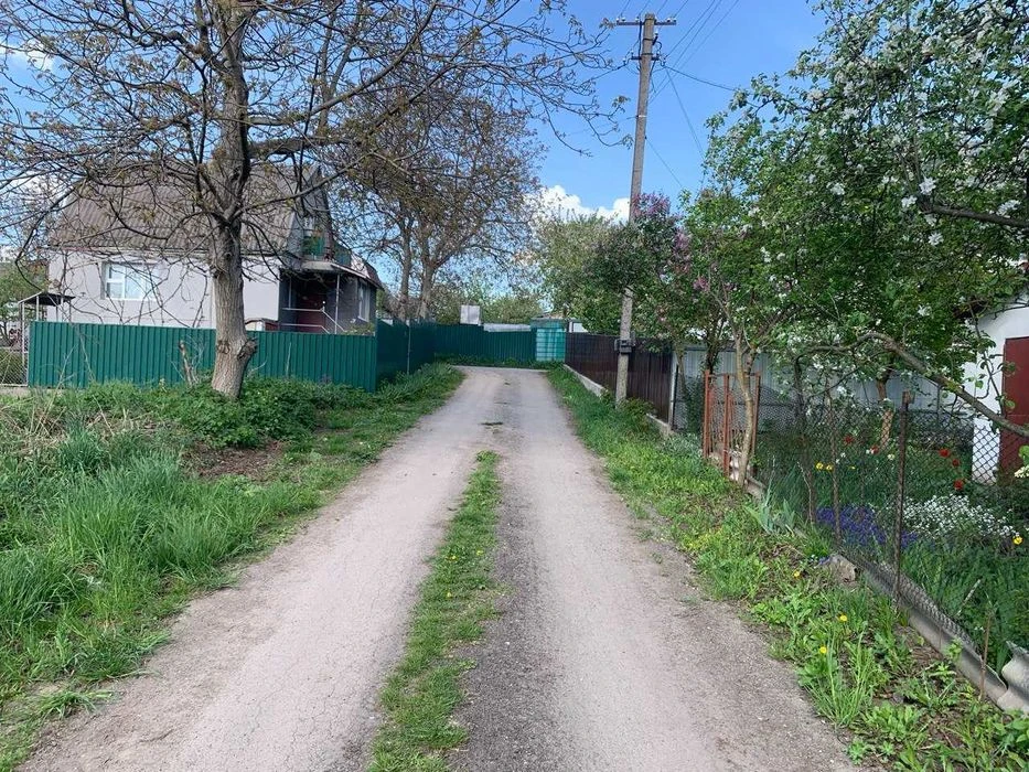 земельна ділянка під будівництво будинку. асфальтована дорог