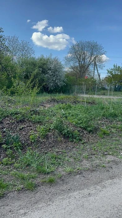 земельна ділянка під будівництво будинку. асфальтована дорог