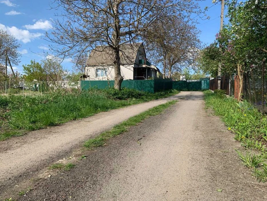земельна ділянка під будівництво будинку. асфальтована дорог