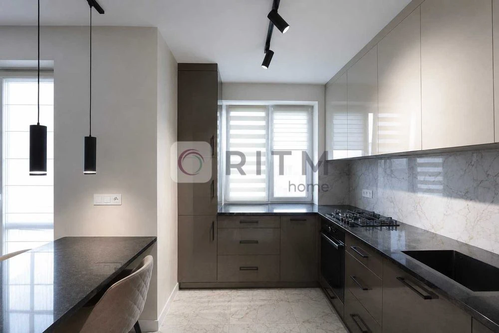 Sale of a 4-room apartment with renovation in Sykhiv district