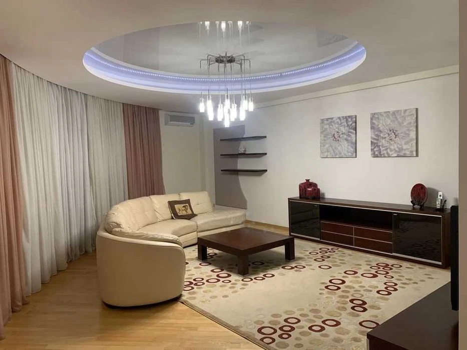 For sale 3-room apartment on Sakharova Street