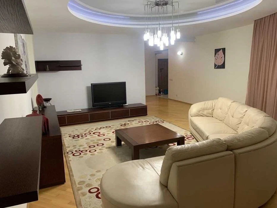 For sale 3-room apartment on Sakharova Street