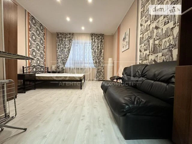 Продаж 3к квартири 67 кв. м на вул. Богдана Хмельницького 68