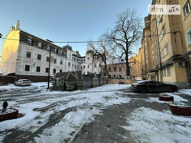 Продаж 3к квартири 67 кв. м на вул. Богдана Хмельницького 68