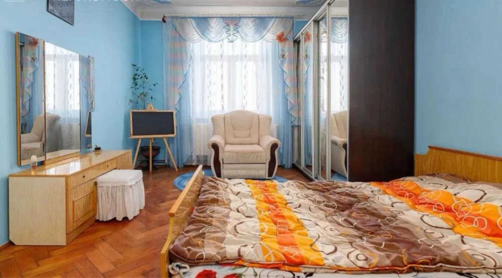 For sale 2-room apartment 65 m² 4/4ts. Donetska st. $97,000