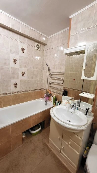3-room apartment for sale on Dobrovilni Batalyony (Soyuzna) Street, THREE