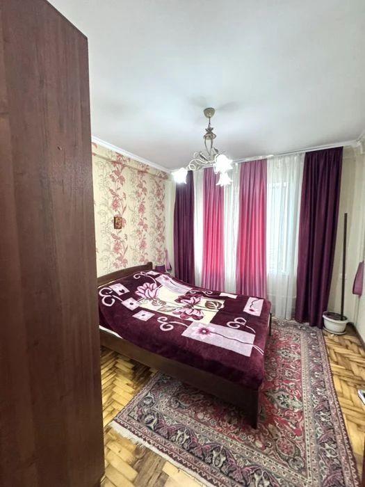Продается 2 ком квартира в Александровском районе.