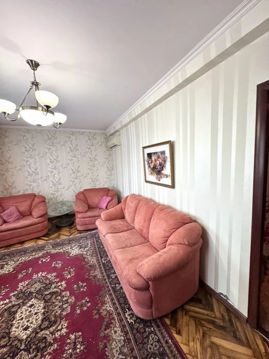 Продается 2 ком квартира в Александровском районе.