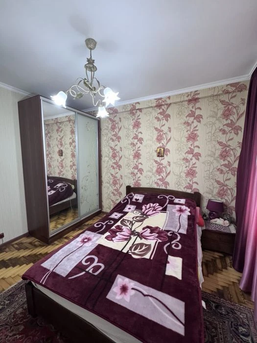 Продается 2 ком квартира в Александровском районе.