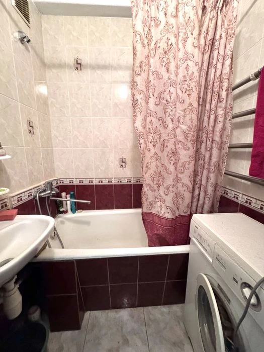Продается 2 ком квартира в Александровском районе.